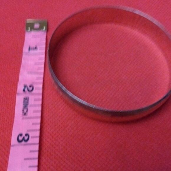 Gold tone lines bracelet - Picture 2 of 2